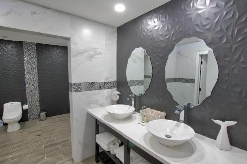 Ένα μπάνιο στο Spectacular Beachfront 5 bedroom Home V13 Playa Azul Resort