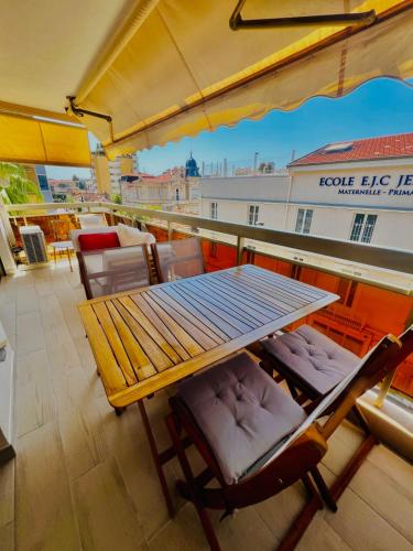 Balkoni atau teres di Le Verdi - 1 bedroom with AC and parking in city center