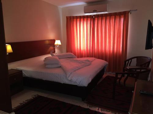 Postel nebo postele na pokoji v ubytování Zaina Plaza Hotel