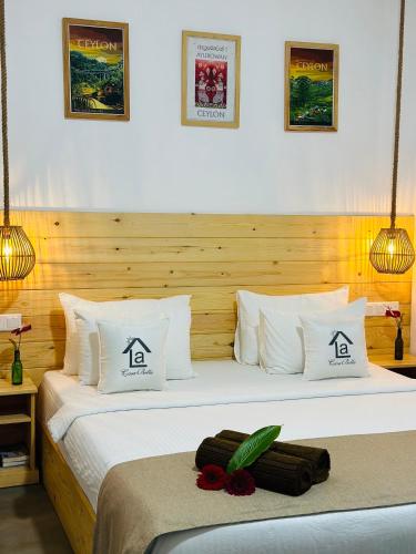 a bedroom with two beds with white pillows at La Casa Bella in Ella