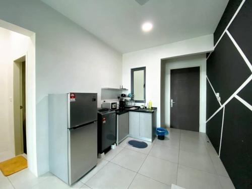 Kuchyň nebo kuchyňský kout v ubytování JOVIAL Modern Cozy Homestay `Meritus Perai