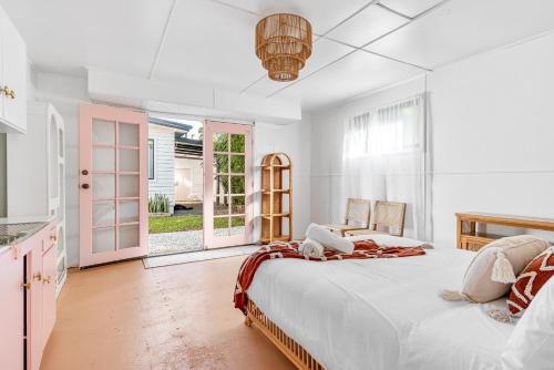 une chambre avec un grand lit dans une pièce dans l'établissement Pacific Paradise - 4 Bedroom House Central Coast, à Long Jetty