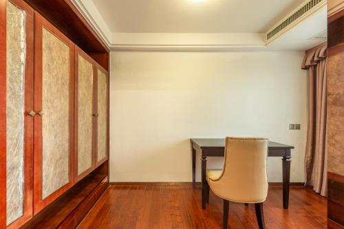 an empty room with a desk and a chair at 寓洣公寓佛山铂顿祖庙岭南天地店 in Foshan