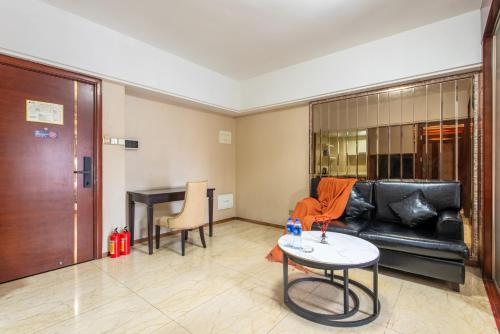 a living room with a couch and a table at 寓洣公寓佛山铂顿祖庙岭南天地店 in Foshan