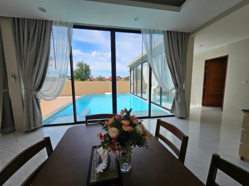 Kolam renang di atau dekat dengan Baan First Pool Villa