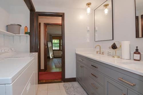 Ένα μπάνιο στο Modern 3 Bd, 2 Bath Spacious Apt Shrewsbury