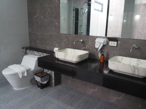 Bilik mandi di Baan First Pool Villa