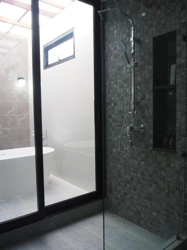 Bilik mandi di Baan First Pool Villa