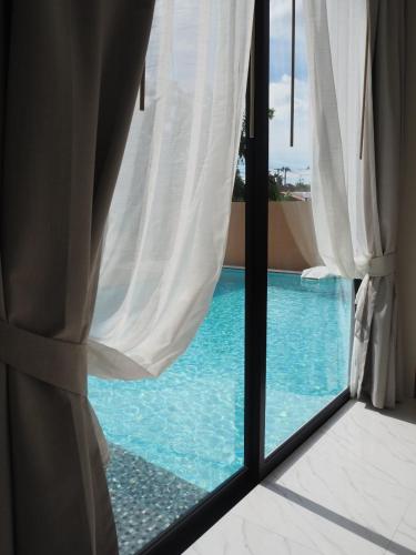 Kolam renang di atau dekat dengan Baan First Pool Villa