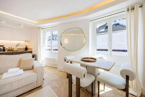 un salon avec un canapé et une table dans l'établissement 1bedroom Sacrée cœur Place du Tertre Montmartre, à Paris