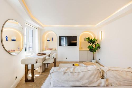 un salon avec un canapé et une table dans l'établissement 1bedroom Sacrée cœur Place du Tertre Montmartre, à Paris