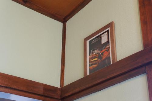 a wooden ceiling with a picture on a wall at IG3 宇佐美駅近海近の完全貸切ビーチハウス お宿三感四温 Oyado Sankanshion in Ito