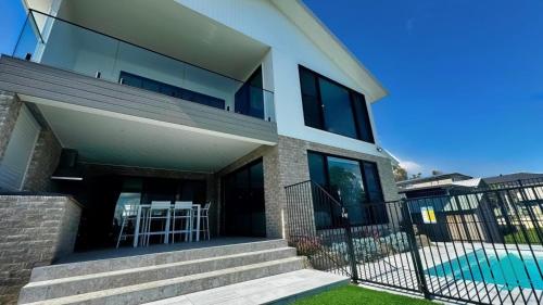 Πισίνα στο ή κοντά στο The Black Swan Lakehouse - waterfront pool
