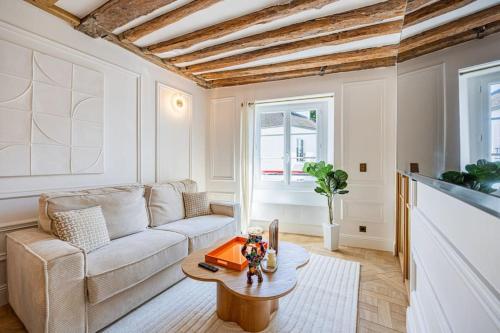 un salon avec un canapé et une table dans l'établissement 2bedrooms Sacrée cœur Place du Tertre Montmartre, à Paris