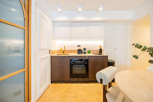 - une cuisine avec un évier et une table avec une table de sidx dans l'établissement 2bedrooms Sacrée cœur Place du Tertre Montmartre, à Paris