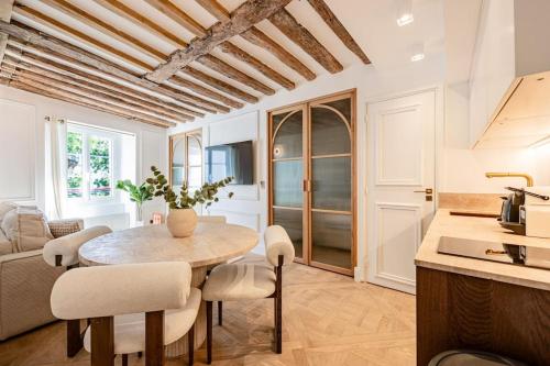 une cuisine et une salle à manger avec une table et des chaises dans l'établissement 2bedrooms Sacrée cœur Place du Tertre Montmartre, à Paris