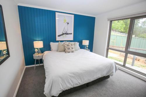 Una cama o camas en una habitación de Bright Views