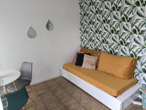 a bed in a room with a wall mural at Le petit jazz du lac in Marciac