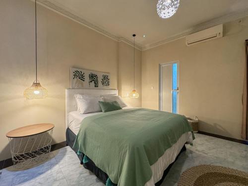 Postel nebo postele na pokoji v ubytování Merdeka Kuta Guesthouse