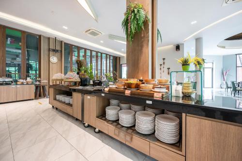 eine Küche mit einer Theke mit Tellern darauf in der Unterkunft At Rice Resort in Nakhon Nayok