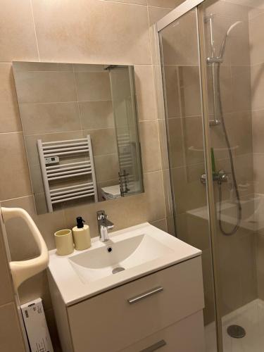 une salle de bain avec un lavabo et une douche dans l'établissement Cavalaire, tout à proximité, à Cavalaire-sur-Mer