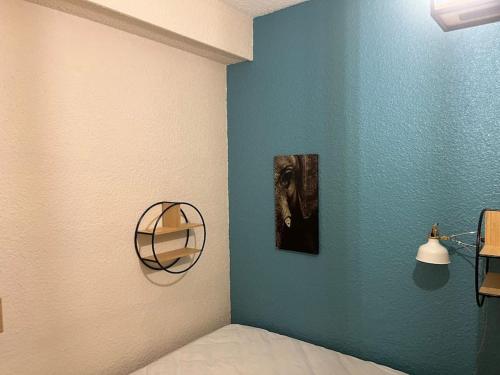- une chambre dotée d'un mur bleu avec une photo d'éléphant dans l'établissement Cavalaire, tout à proximité, à Cavalaire-sur-Mer