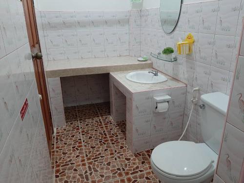 Koupelna v ubytování บ้านพาสุขรีสอร์ท