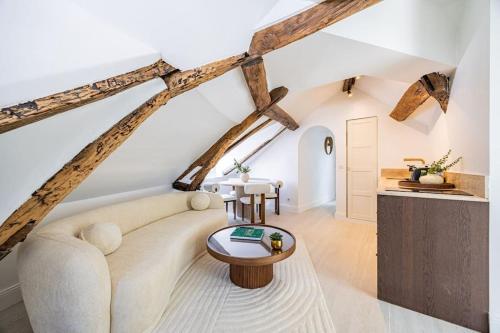 un salon avec un canapé et une table dans l'établissement 3 bedrooms Sacrée cœur Place du Tertre Montmartre, à Paris