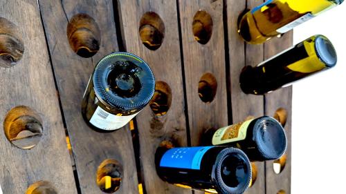 un grupo de botellas de vino en una mesa de madera en Lake Lucerne Paradise Apartment, en Brunnen