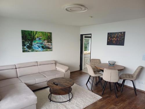 una sala de estar con un sofá y una mesa en Apartament nr 186 Geyersberg, en Freyung