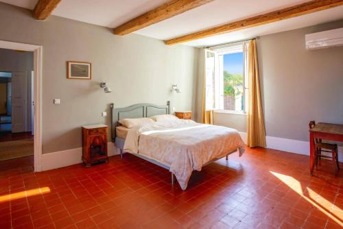 カプタングにあるVilla La Fontaine by Villa Plusのベッドと大きな窓のある寝室