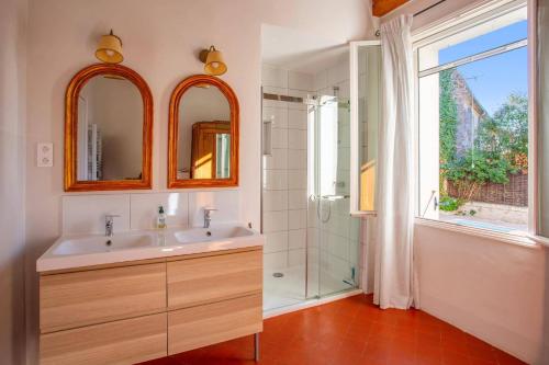 カプタングにあるVilla La Fontaine by Villa Plusの洗面台とシャワー付きのバスルーム