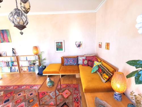 un salon avec un canapé et une table dans l'établissement T2 Ambiance zen, hyper calme au coeur de Valence, à Valence