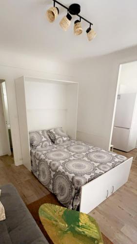 une chambre avec un lit dans une pièce dans l'établissement cassis studio 50m de la grande plage, à Cassis