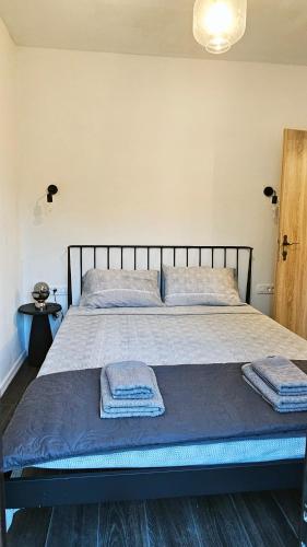 un grande letto con due asciugamani sopra di Rosemarin Green a Capodistria