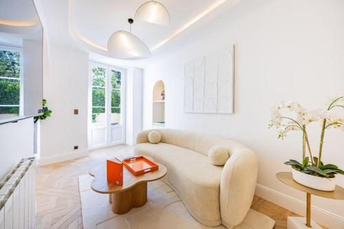 un salon blanc avec un canapé et une table dans l'établissement Townhouse Sacrée cœur Place du Tertre Montmartre, à Paris