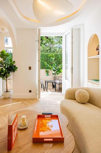 un salon avec un canapé et une table dans l'établissement Townhouse Sacrée cœur Place du Tertre Montmartre, à Paris