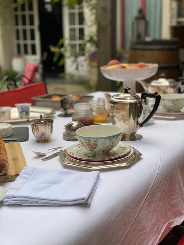 - une table avec un chiffon de table blanc, un bol et une théière dans l'établissement Le relais de saint Jacques, à Boulogne-sur-Mer