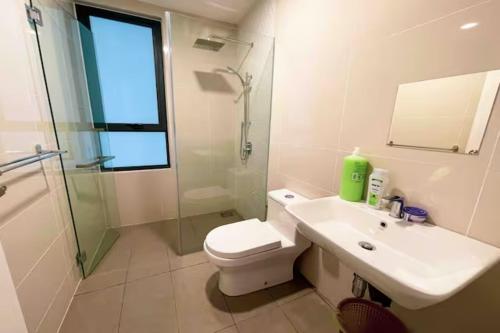 Ένα μπάνιο στο Continew Residence Cozy Suite by GUESTONIC
