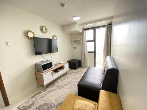 Μια τηλεόραση ή/και κέντρο ψυχαγωγίας στο 1 Bedroom Condo with Balcony-Horizons 101