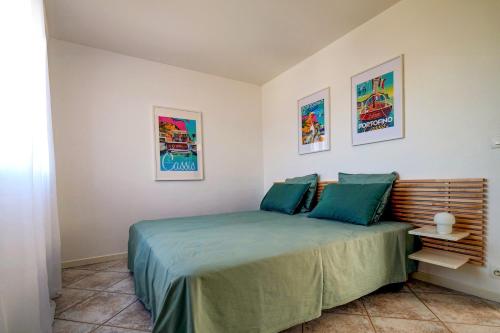 - une chambre avec un lit doté de draps verts dans l'établissement Villa Mathea by Villa Plus, à Néoules