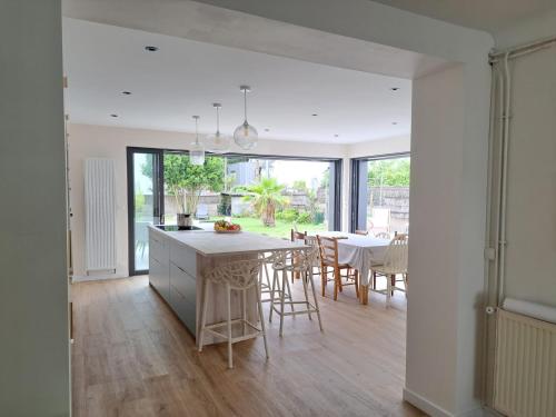 une cuisine et une salle à manger avec une table et des chaises dans l'établissement Mazy, au Croisic