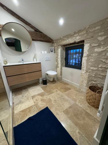 une salle de bain avec un lavabo et un miroir dans l'établissement Maison de ville tout confort, à Saint-Rémy-de-Provence