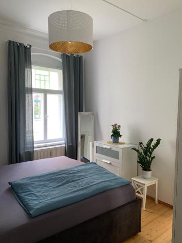 a bedroom with a large bed and a window at Ferienwohnung am Tivoli in Freiberg