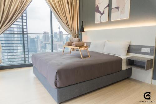 Ένα ή περισσότερα κρεβάτια σε δωμάτιο στο Continew Residence Cozy Suite by GUESTONIC