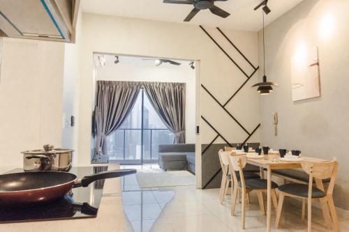 Χώρος καθιστικού στο Continew Residence Cozy Suite by GUESTONIC