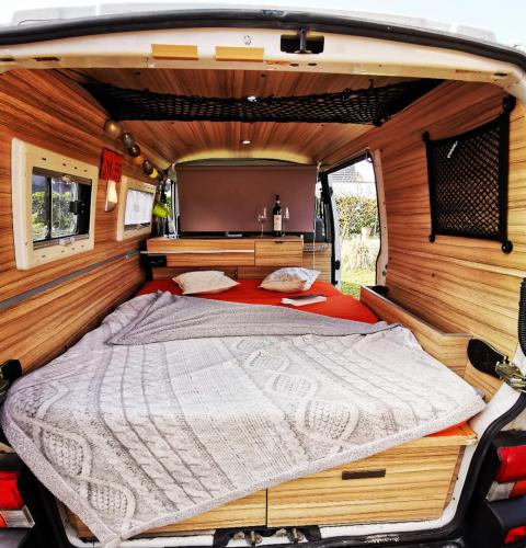 un lit à l'arrière d'un camping-car dans l'établissement les gîtes du Mas ANNA, à Céret