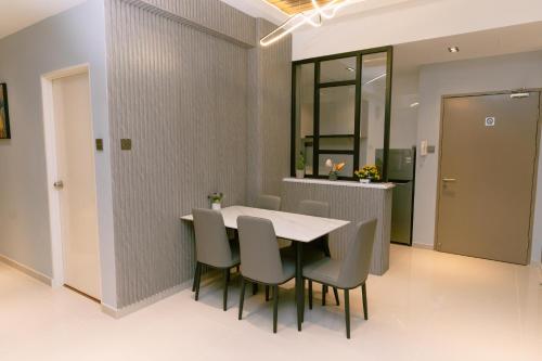 a dining room with a table and chairs at Trival Misty Cottage Homestay Sri Indah Sandakan in Sandakan