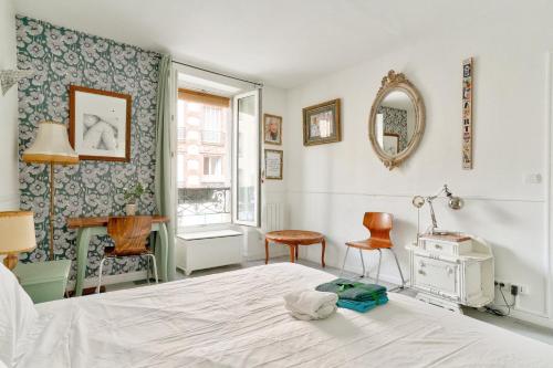 une chambre avec un lit, un miroir et un bureau dans l'établissement Charmant appartement proche du Canal de L'Ourcq, à Pantin