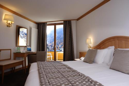 Кровать или кровати в номере Hotel Schweizerhof Pontresina